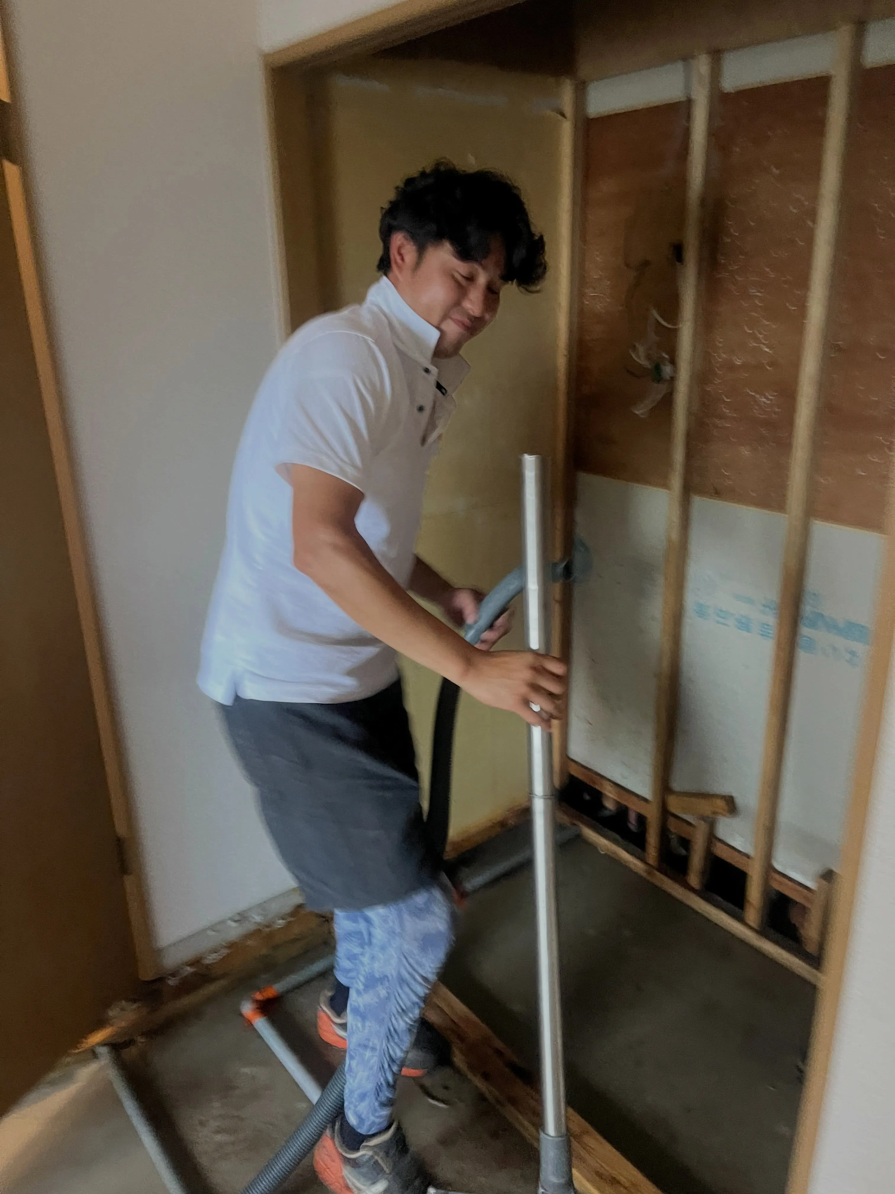本日は先日、弊社で全解体した現場の床洗浄、消毒を行いました！...